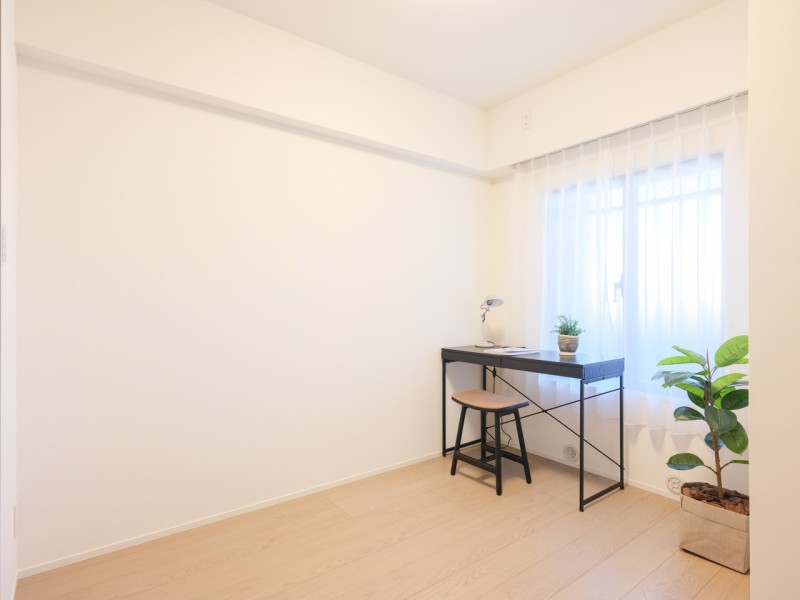 洋室2にも頼もしい収納力を持つウォークインクローゼットを備え付けました。ワークスペースとしてお使いいただいたり、収納部屋としてもお使いいただけます。