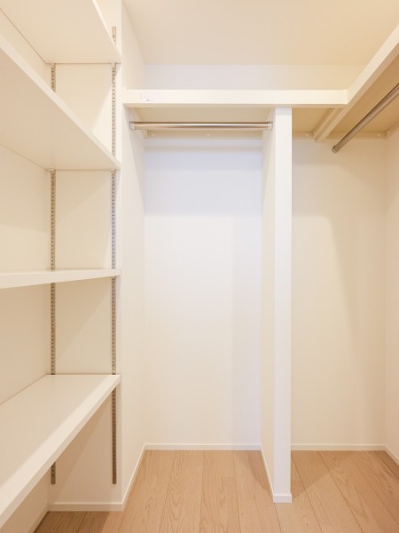 洋室2のウォークインクローゼットは衣類はもちろんキャリーバッグやオフシーズン家電も収納可能。可動式収納棚も備わっているため小物類もしっかりと収納できます。