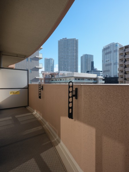 対面の建物との距離が離れているため、採光性が高く陽当たり良好な南向きのバルコニーです。洗濯金物付きで晴れた日にはしっかりと洗濯物を乾かせそうです。