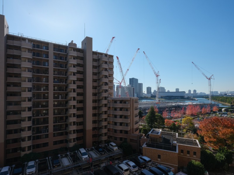 8階部分の南向きのお部屋からは大きな空を感じられる眺めが広がります。だんだんと変わっていく空の色を愉しみながら、ほっと一息つけそうです。