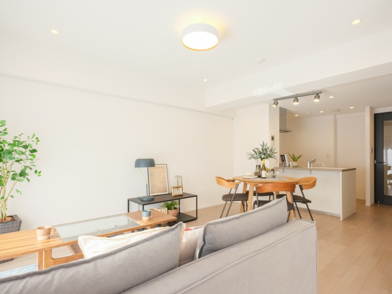 爽やかなホワイトクロス明るいお部屋は、シンプルで洗練された佇まいを感じさせるお部屋です。どんな家具とも馴染みの良い内装で、インテリアを考えるのも楽しそうです♪