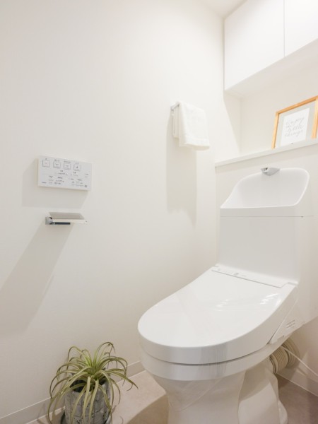 TOTO製ウォシュレット一体型のトイレも新規交換済みです。シンプルで安らぎが宿るサニタリールームです。毎日使う場所だからこそ、清潔感と使いやすさを考慮した空間です。