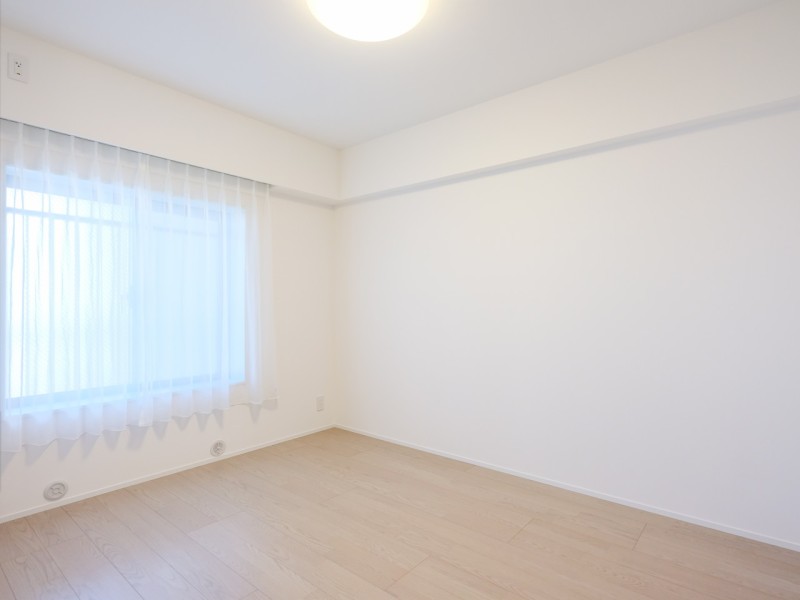 洋室1は玄関ポーチに隣接した窓から柔らかな光が降り注ぐプライベートルームです。凸凹もないので家具の配置もしやすく、主寝室にもおすすめのお部屋です。