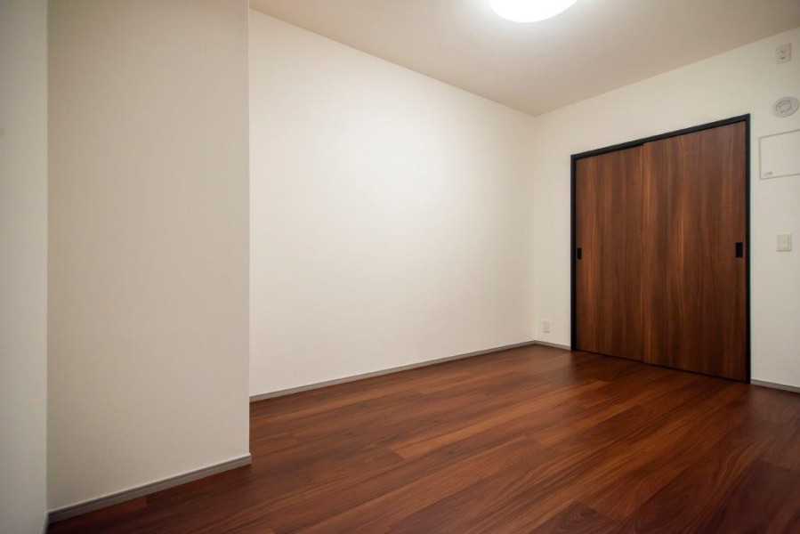 洋室1にはウォークインクローゼットがあります。オフシーズンの衣類やカバンなどをたっぷりしまい、居室部分は広々とお使いいただけます。