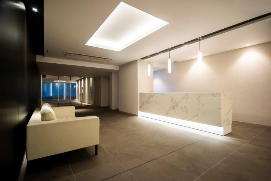 高級感と気品が溢れるロビーは、堂々たる趣の中に居心地の良さも感じさせ、安らぎの居住空間へ誘います。