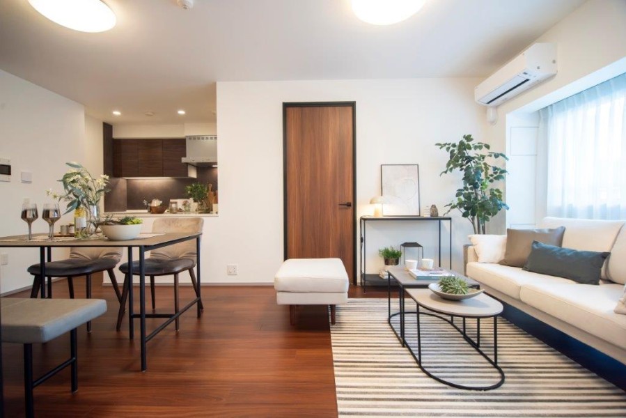 落ち着いた木目調のフローリングが印象的なお部屋は、お洒落で上質な雰囲気になります。お気に入りのインテリアで、お好みの空間づくりをお楽しみいただけます。