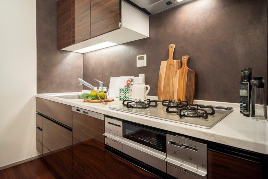 お料理に集中できる収納豊富な壁付けシステムキッチンです。食器洗浄乾燥機も備え付けで、作業スペースも大きくゆとりのあるキッチンですので、お料理好きの方にも満足頂けるキッチンです。