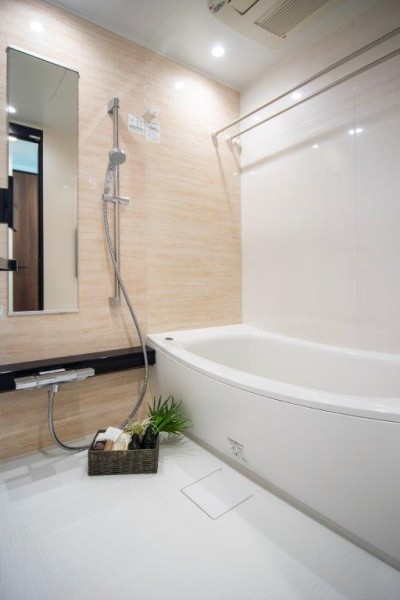 1418サイズでゆったりとおくつろぎいただけるバスルームです。暖房・涼風・換気・乾燥機能付きで1年中快適なバスタイムをお楽しみいただけます。