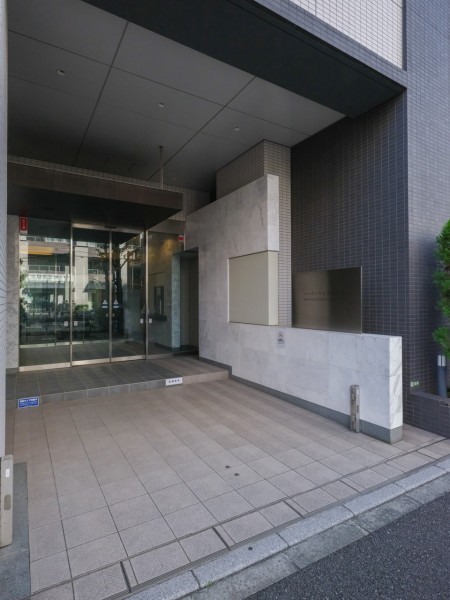 エントランスは、定期的にメンテナンスを行っているのでとても綺麗です。宅配ボックスもあるので、多忙でほとんど家にいない方でも安心してオンラインショッピングをお楽しみいただけます。