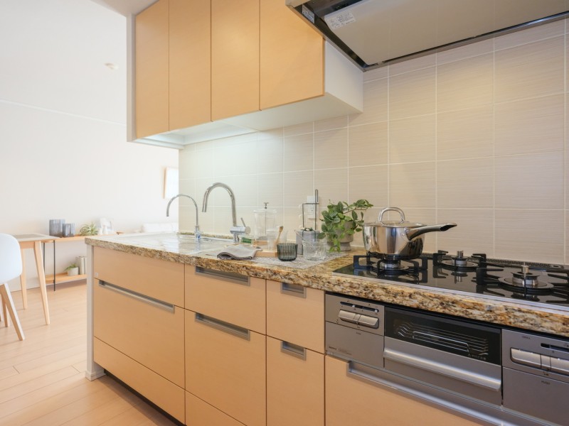 収納スペースが豊富なお料理に集中できる壁付けタイプのシステムキッチンです。約3.1帖のゆとりのあるキッチンですので、お料理好きの方にも満足頂けるキッチンです。ガラストップコンロを新規交換済みです。