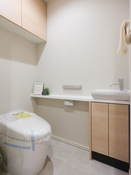 毎日使う場所だからこそ、清潔感と使いやすさを考慮したレストルームです。カウンターや吊戸棚、手洗い場など備え付けです。収納も備わっているので、足元の空間もすっきりとお使いいただけます。