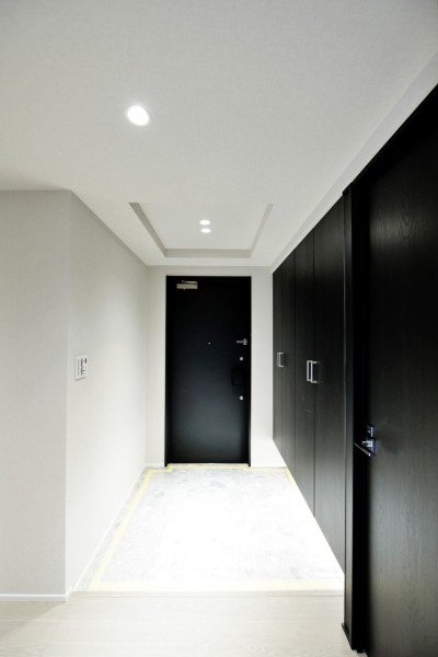 フットライトが足元を照らし、シンプルでスタイリッシュな玄関を引き立てています。たっぷり大容量の玄関収納を設置していますので、いつもきれいな空間を維持出来ます。