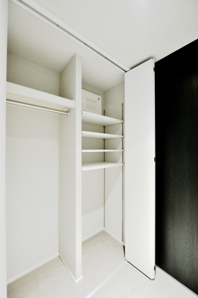 廊下にはハンガーパイプに棚を備え付けた収納を設置しています。玄関近くでもありますので、サッとお出かけの際に羽織りたいアウターやレイングッズなどの収納に便利です。各所に使い勝手の良い収納を設置しております。