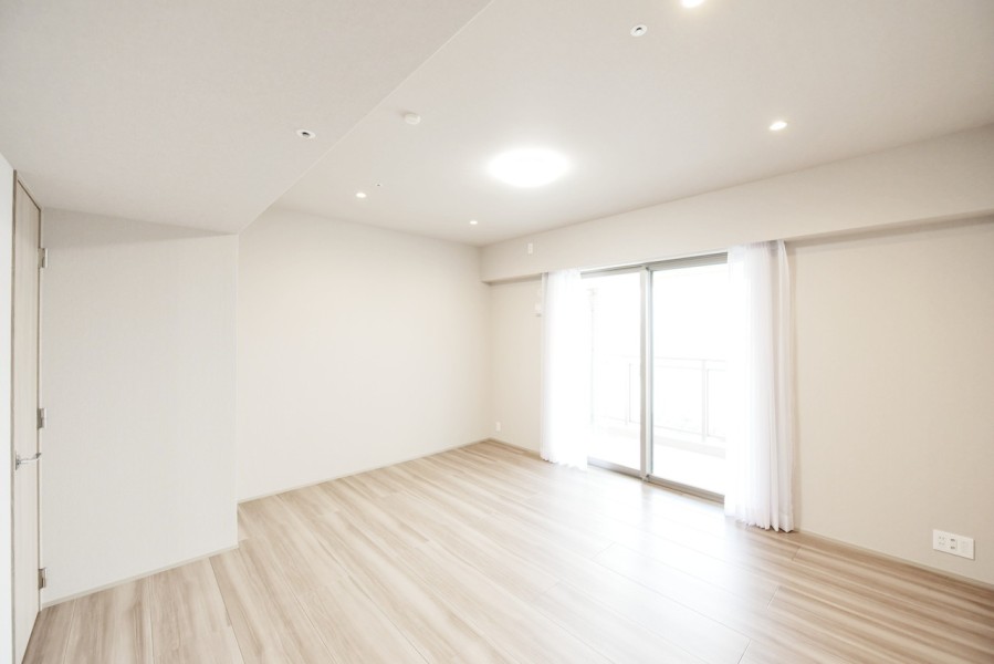 洋室1（約11.5帖）はバルコニーに面し、優しい光が入ります。ゆったりとした広さがありますので、大き目のベッドを置いても余裕があり、主寝室におすすめです。大型ウォークインクローゼットも備え付けです。