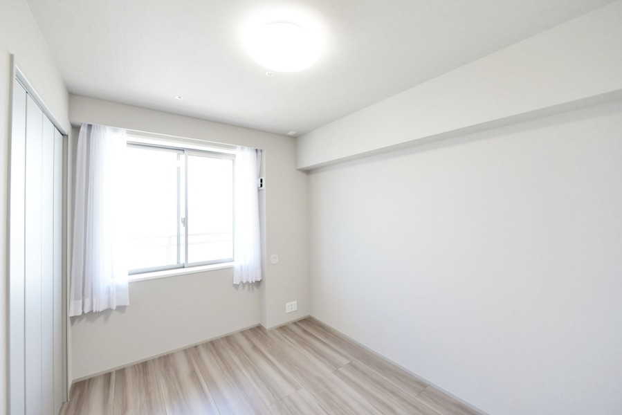 洋室3（約5.2帖）は凹凸もなく、家具や小物の配置がしやすいお部屋です。自分の時間や課題、作業に集中でき、リビングインなので子供部屋にもおすすめです。