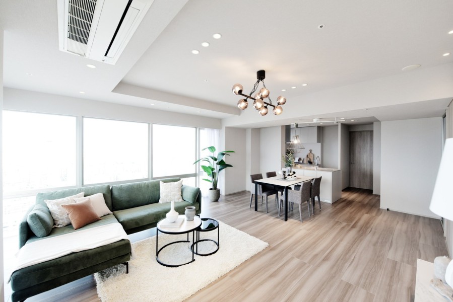 北西角住戸で、二面採光のため優しい光が入ります。31階部分で前面を遮るものは無いので、より広さを感じます。シンプルですがこだわった部材を使用し、スタイリッシュで落ち着きのある内装に仕上がりました。