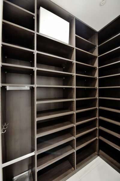 玄関には大型シューズインクローゼットが設置されています。靴のほかに傘や小物類も収納できますので、玄関まわりはすっきりと整頓された空間を保つことができます。