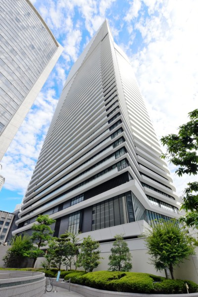 アートや文化の街として注目されている堂島、中之島エリアに建つFour Seasons Hotelと複合の高層タワーです。周囲は個性的で歴史ある建物が水都大阪の象徴である川や橋の景色と融合し、美しい街並みを作り上げています。