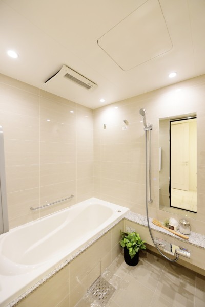 浴室は1620サイズのゆったりとした空間です。浴室暖房乾燥機完備なので、衣類の乾燥や暖房運転など一年中快適にご使用頂けます。