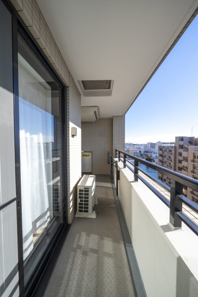 暮らしに大切な光と風を感じることができる南向きのバルコニーです。晴れた日には洗濯物もカラっと乾きそうです。暮らしに大切な光と風を感じることができるスペースです。