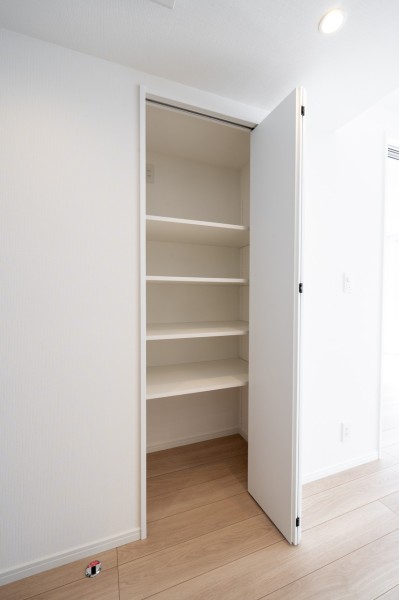 ◆リビング収納◆リビングには便利な収納棚があります。普段使いの日用品なども収納でき、すぐに取り出せるので使い勝手良好です。