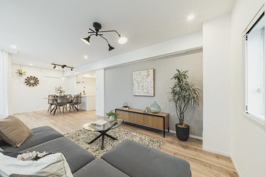 約24.0帖の贅沢な広さのリビングダイニングは、優雅さとスマートさを絶妙のバランスで両立させた空間です。解放感溢れるお部屋はご家族団らんのひとときを大切に、より快適にお過ごしいただけます。