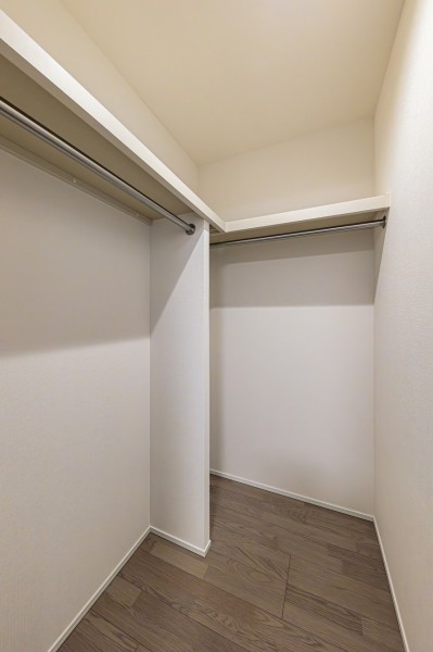 洋室2のウォークインクローゼットです。ハンガーパイプに枕棚も設置しましたので、かさばりやすいアウターやオフシーズンの家電など、たっぷり収納できそうです。