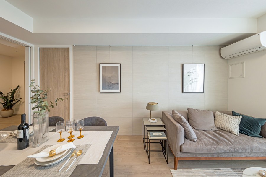 リビングダイニングはニュアンスカラーのアクセントクロスを採用し、お部屋をより気品溢れる空間へと演出します。ピクチャーレールにはお気に入りのアートやグリーンを飾ってインテリアを楽しめます♪