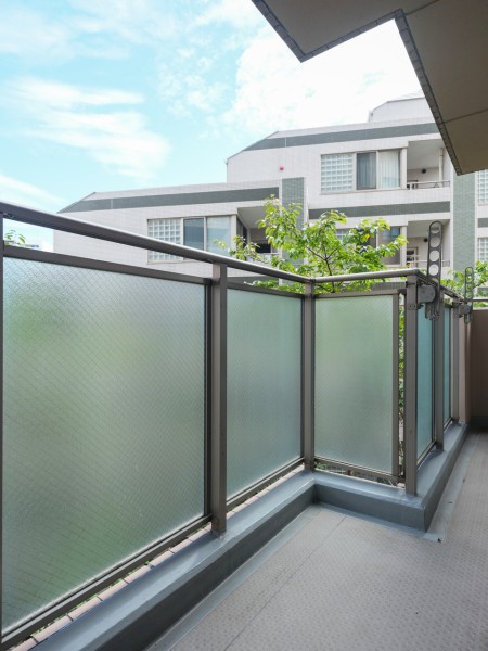 東側の朝陽が気持ちの良いバルコニーです。洗濯金物付きで晴れた日にはしっかりと洗濯物を乾かせそうです。朝日を居室に取り込み、すがすがしい朝を知らせてくれるスペースです。