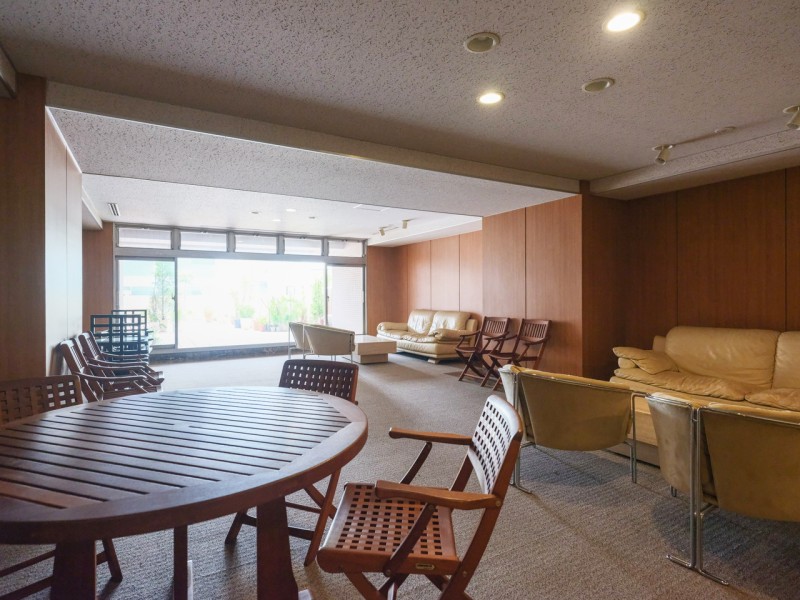 大きな窓から差し込む光が印象的なロビーです。待ち合わせやリフレッシュスペースとしても活用できそうな開放的なロビーは、くつろぎの空間となりそうです。