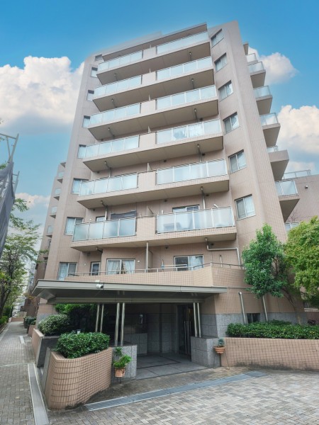 4路線2駅利用可能でアクセス良好！大規模再開発予定の後楽園周辺エリアで、将来にわたって価値が継続する「上質」な佇まいです。近隣にはスーパー、コンビニ、商業施設があり生活しやすい住環境が魅力的です。