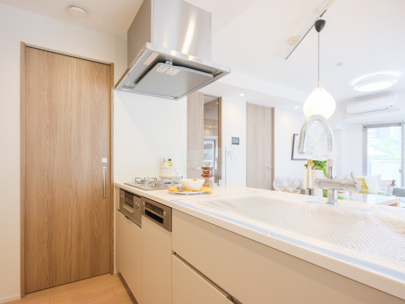 田中工藝製オリジナルオープンキッチンで、家事をしながらでも家族とコミュニケーションをとりやすい造りです。2WAYキッチンなので家事動線も確保され、機能的な間取です。