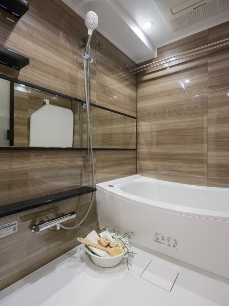 TOTO製追焚き機能付きユニットバスを新規設置しました。浴室暖房乾燥機も完備で、雨の日の衣類の乾燥にも便利です。寒い日は暖房運転も可能です。