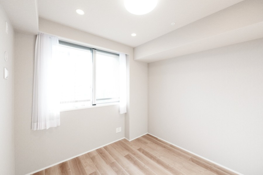 洋室3（約5.0帖）南向きの窓から一日中優しい光が差し込むお部屋です。リビングインのお部屋なので、コミュニケーションもとりやすく、子供部屋にもおすすめです。落ち着いた時間を過ごせます。