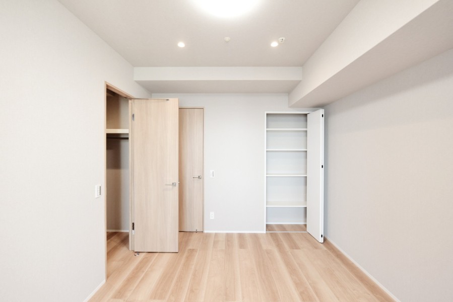 洋室1（約7帖）は東側のバルコニーに面し、明るい朝日が入ります。凹凸も無く、家具の配置もしやすいので、主寝室におすすめです。ウォークインクローゼットがあり、お部屋を広く使えます。