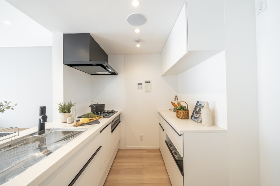 開放的な人気のオープンキッチンを採用しました。キッチンと収納豊富なお揃いのカップボードは、ダストボックスも収納できるので、キッチンスペースを広くお使いいただけます。