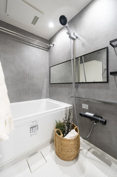 上質でシックな雰囲気のバスルームはくつろぎ溢れる空間です。シャンプーやボディソープなどを置けるカウンターを備え付けました。