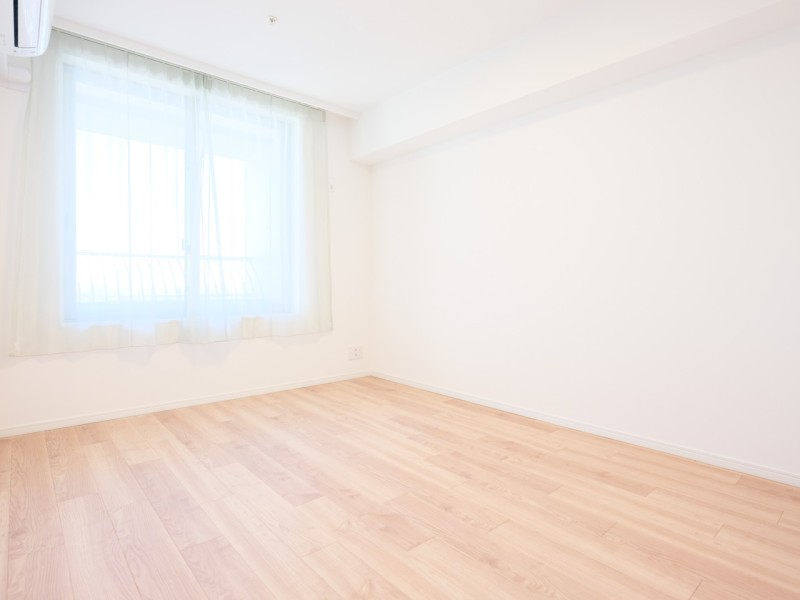 穏やかな自然光が注がれる洋室2です。お部屋は明るく、のびのびとお過ごしいただけます。程よい広さと優しい光が入るお部屋なので、子供部屋におすすめです。