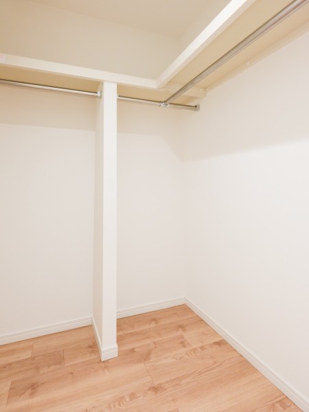 洋室2のウォークインクローゼットです。枕棚もしっかりとあるので衣類や鞄、かさばりやすいアウターなど、たっぷりと収納していただけます。