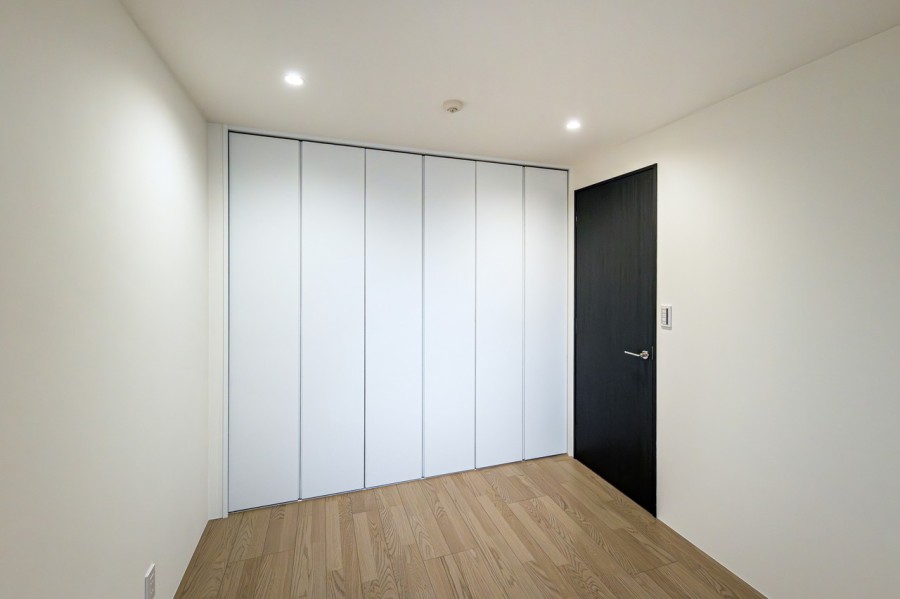 洋室1には壁一面のしっかりとした容量の収納が確保されていますので、お部屋もゆったり使えます。凸凹が少なく家具が配置しやすいため、お好みのレイアウトをお楽しみいただけます♪