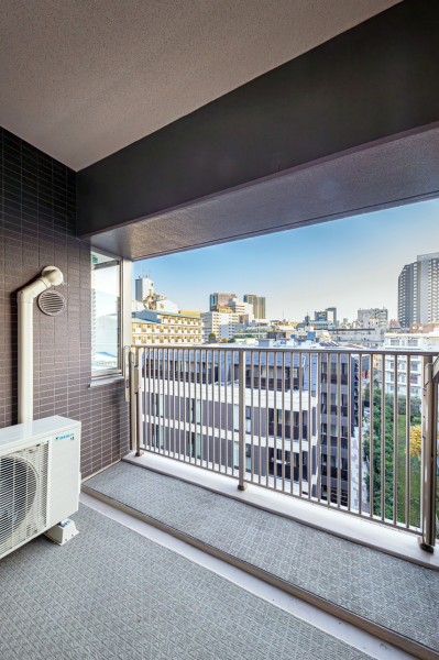 奥行きがあり、プライバシーが守られたバルコニーです。南向きのバルコニーは、心地よい光と風を取り込み、過ごしやすい空間をもたらしてくれます。一日の終わりにリフレッシュできる空間です。