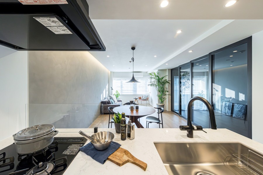 美しい面材やスタイリッシュな水栓金具を組み合わせた田中工藝製システムキッチンを新規設置。リビングにいるご家族と会話をしながら家事が楽しめるオープンタイプを採用しました。