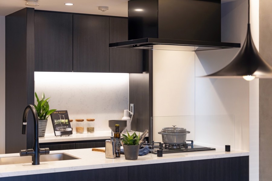 背面にはキッチンと収納豊富なお揃いのカップボードがあり、カウンターにはケトルやトースター、電気調理器など、お洒落家電をディスプレイしていただけます。