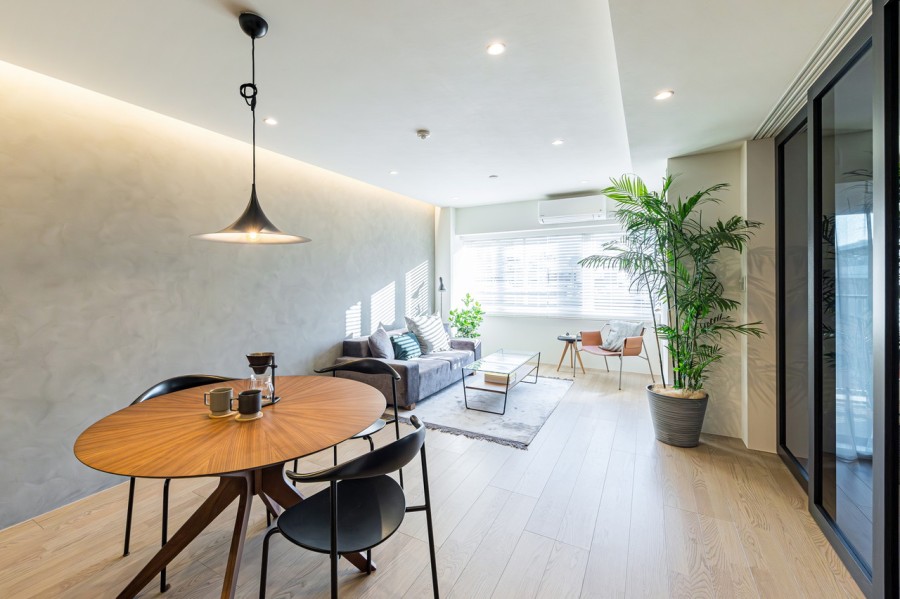 約19.0帖の贅沢な広さのリビングダイニングキッチンは、優雅さとスマートさを絶妙のバランスで両立させた空間です。南向きのお部屋は、あたたかな光が降り注ぎ穏やかな時間を纏う心地良さが叶う住まいです。