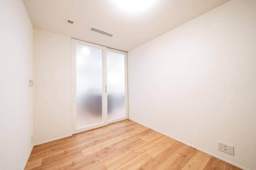 リビングと洋室2を仕切る扉は、ライフスタイルをシームレスにするガラス扉を用いました。リビングからの光も取り込めて、よりすっきりとした印象の仕上がりです。