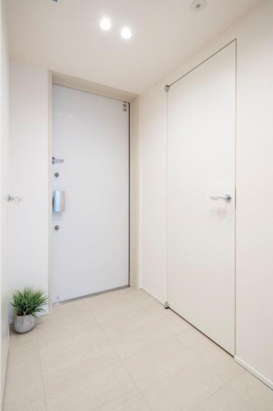 住まいの顔となる玄関は清潔感溢れる空間です。玄関横には収納とシューズインクローゼットを設置したので、玄関をすっきり綺麗に保てます。