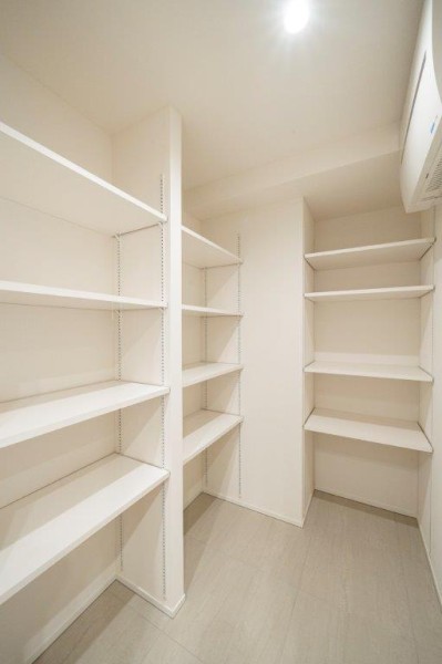 収納力豊富なシューズインクローゼットです。豊富な棚付きでお手持ちのシューズをきれいにしまえ、履きたい靴もすぐに見つけられます♪
