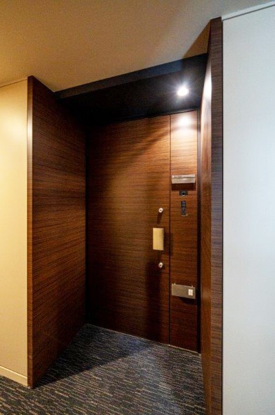 ラグジュアリーな雰囲気の内廊下は、住む方に高い満足感を感じていただけます。エレベーターを降りてお部屋へと続く廊下は、プライバシーも守られやすい、ホテルライクな内廊下設計です。