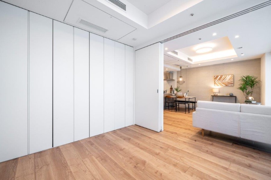 過ぎゆく時間をのびやかに感じ、リビングに隣接しながらもプライべート時間を満喫できる洋室1です。間口の広いクローゼットがあるので、お手持ちの衣服などをたっぷり収納できそうです。