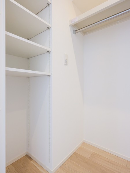 洋室1のウォークインクローゼットは衣類はもちろん、キャリーバッグやオフシーズン家電も収納可能。可動式収納棚も備わっているため小物類もしっかりと収納できます。